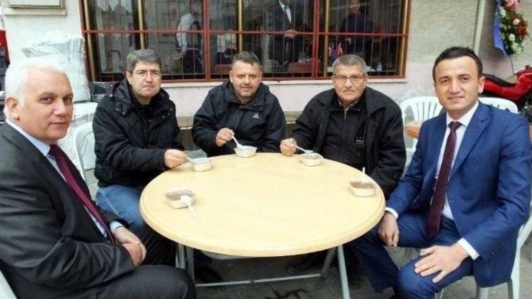 Burhaniye&rsquo;de Kır Bek&ccedil;ileri Aşure Dağıttı