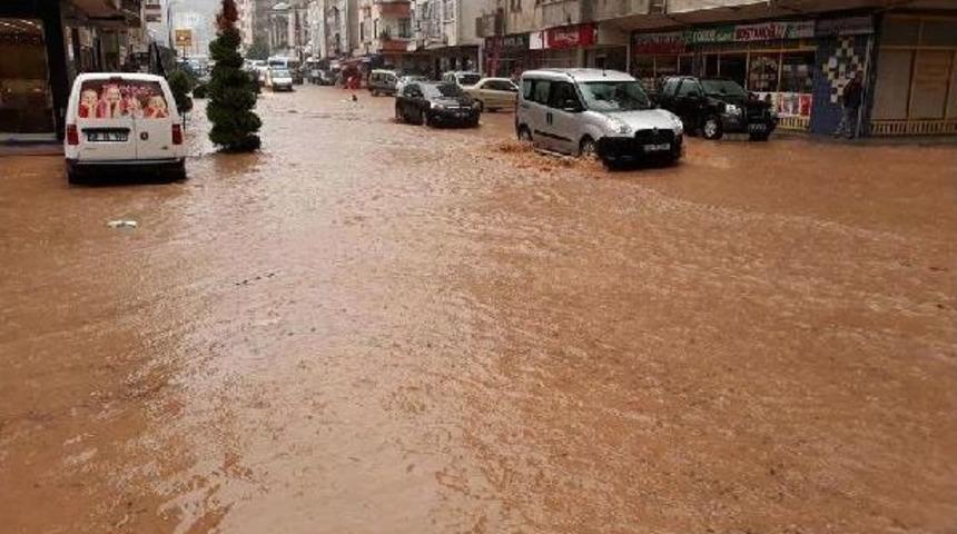 Arhavi'de Şiddetli Yağış, Su Baskınlarına Neden Oldu