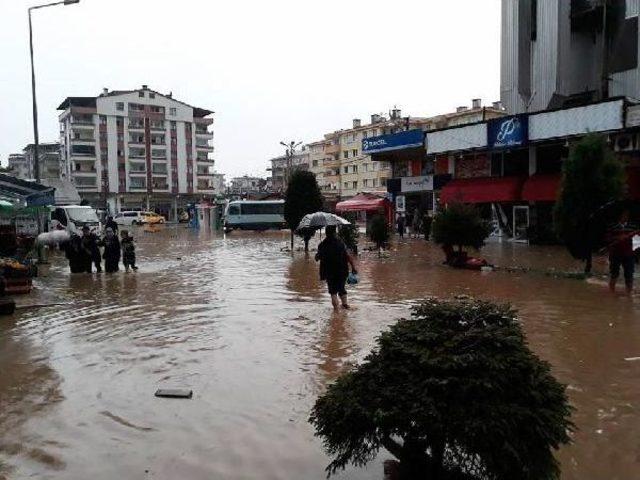 Arhavi'de Şiddetli Yağış, Su Baskınlarına Neden Oldu