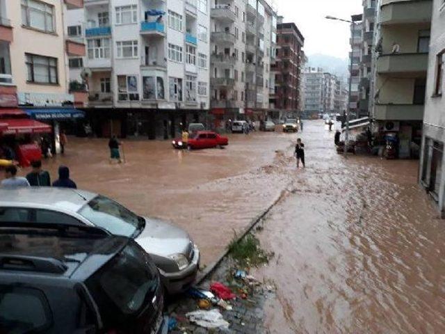 Arhavi'de Şiddetli Yağış, Su Baskınlarına Neden Oldu