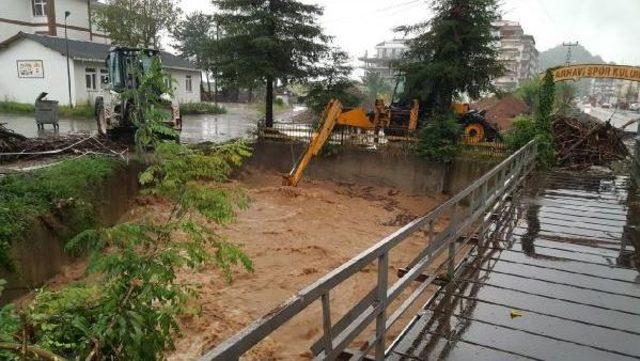 Arhavi'de Şiddetli Yağış, Su Baskınlarına Neden Oldu