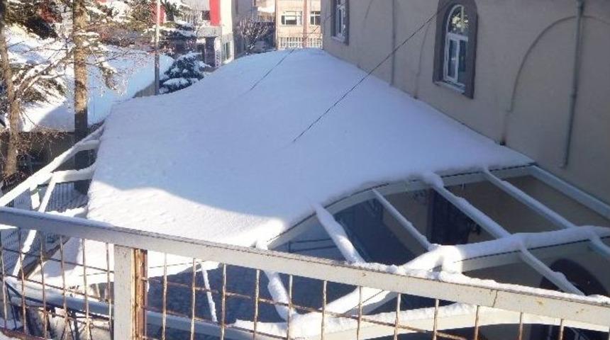 Ertuğrulgazi Camii Girişine Yapılan Sundurma Kar Engeline Takıldı