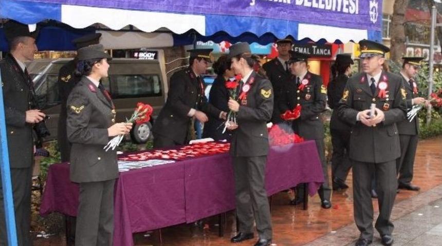 Jandarma, Kadın Şiddetine Karşı Karanfil Dağıttı