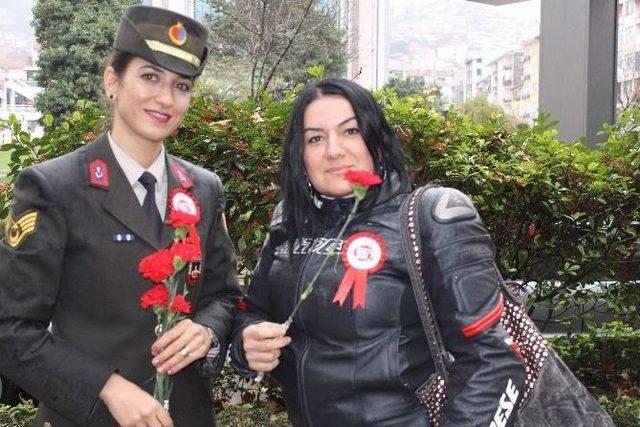 Jandarma, Kadın Şiddetine Karşı Karanfil Dağıttı