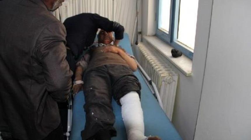 KAMYONET HAFİF TİCARİ ARA&Ccedil;LA &Ccedil;ARPIŞTI: 8 YARALI