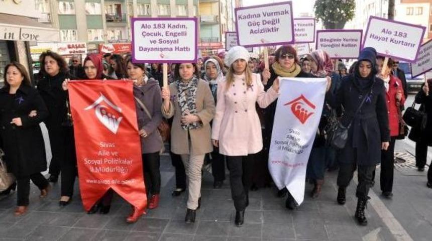 KADINA Y&Ouml;NELİK ŞİDDETE 'DUR' DEMEK İ&Ccedil;İN Y&Uuml;R&Uuml;D&Uuml;LER