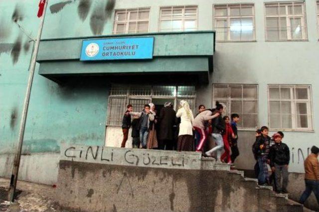 Silopi de Merdiven Korkulukları Devrildi: 10 &Ouml;ğrenci Yaralı 3