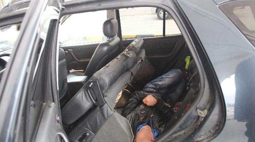 Ka&ccedil;ak G&ouml;&ccedil;meni, Koltuğun Altına Gizleyerek Sınırdan Ge&ccedil;irmek İstedi