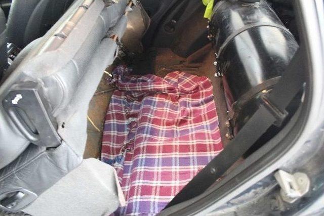 Ka&ccedil;ak G&ouml;&ccedil;meni, Koltuğun Altına Gizleyerek Sınırdan Ge&ccedil;irmek İstedi 1