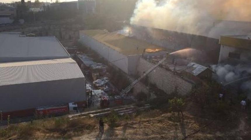 Mersin'de Karton Fabrikasında Yangın