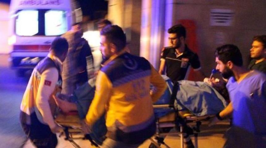 D&uuml;ğ&uuml;n &Ccedil;ıkışı Otomobilin &Ccedil;arptığı Gen&ccedil; Kız Ağır Yaralandı