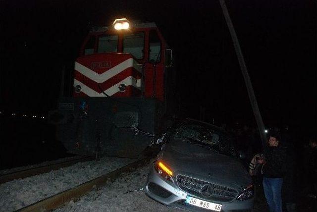 Tren, Otomobili Sürükledi: 1 Yaralı