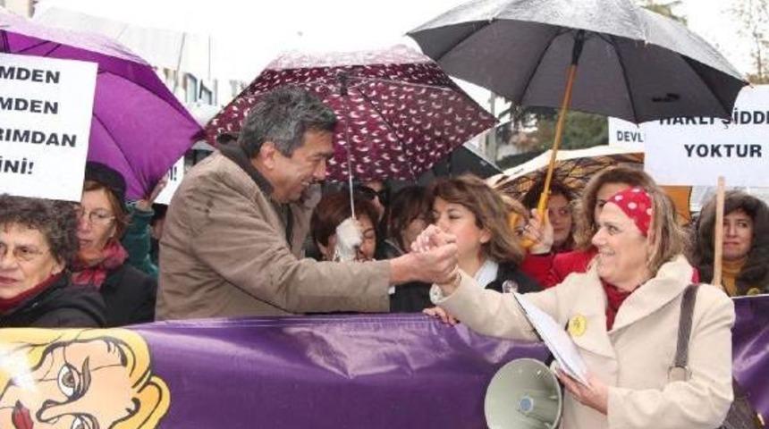 KADIK&Ouml;Y'DE KADINA Y&Ouml;NELİK ŞİDDET PROTESTO EDİLDİ
