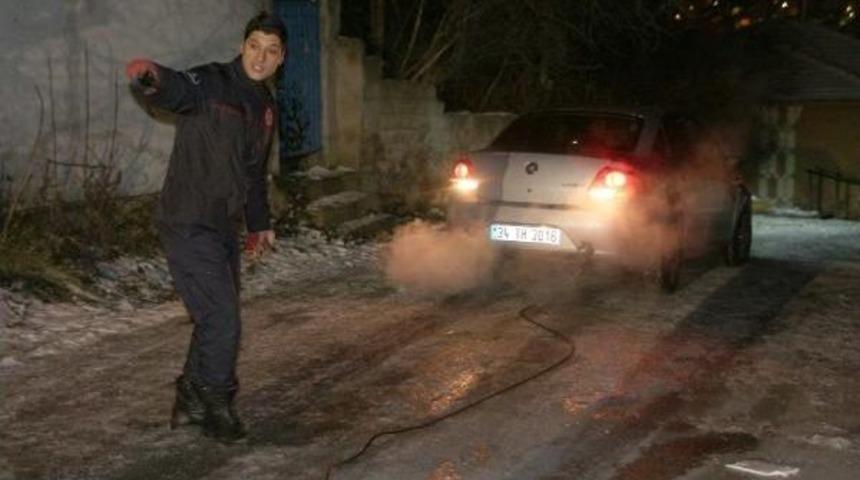 Yolda Kalan Aracı Itfaiye Kurtardı