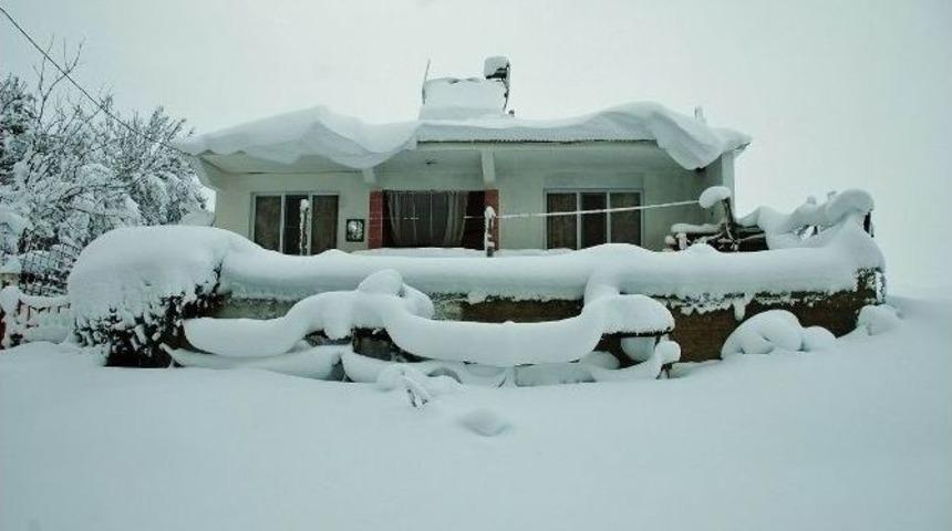 G&ouml;lova&rsquo;da Kar Yağışı Etkili Olmaya Devam Ediyor