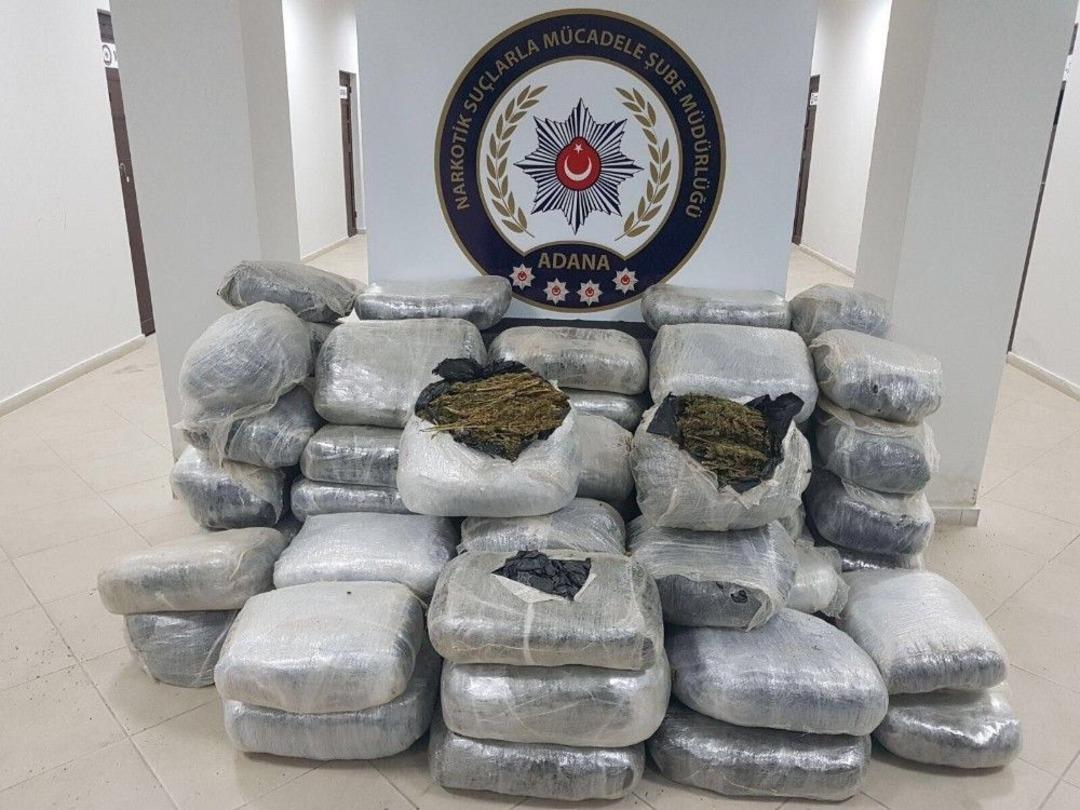 Saman Y&uuml;kl&uuml; Tırdan 290 Kilogram Esrar &Ccedil;ıktı