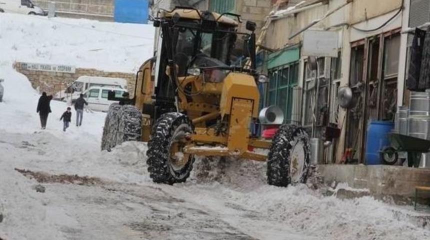 Başkale Belediye Ekiplerinden Kar İle M&uuml;cadele &Ccedil;alışmaları