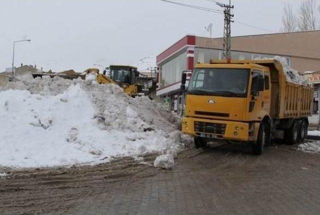 Başkale Belediye Ekiplerinden Kar İle Mücadele Çalışmaları