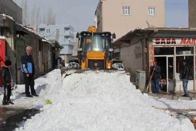 Başkale Belediye Ekiplerinden Kar İle Mücadele Çalışmaları