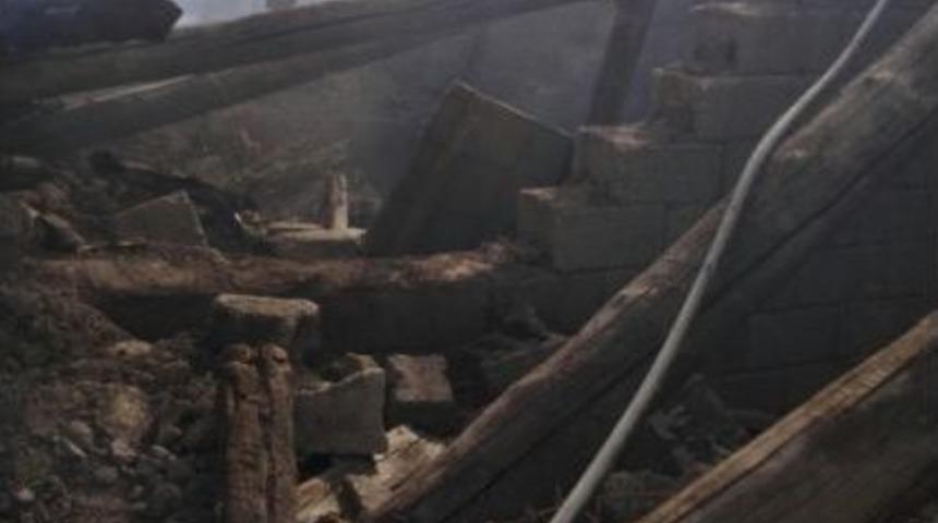 K&ouml;yde &Ccedil;ıkan Yangında Bir Ev K&uuml;le D&ouml;nd&uuml;