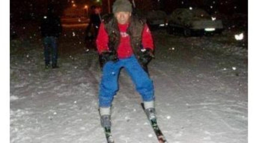 Suşehri&rsquo;nde Caddede Kayak Keyfi