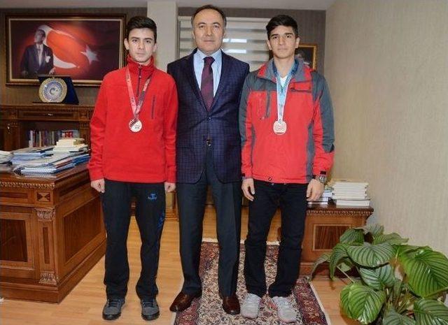 Boks Ve Taekwondo’nun Şampiyonlarından Valiye Ziyaret