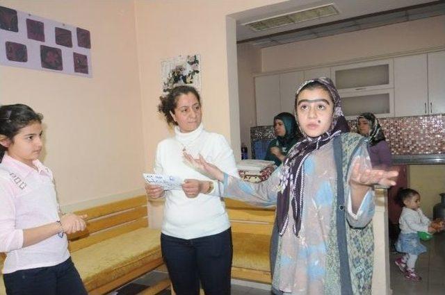 Kadınlar, Kendilerine Y&ouml;nelik Şiddeti Tiyatroyla Anlattı 1