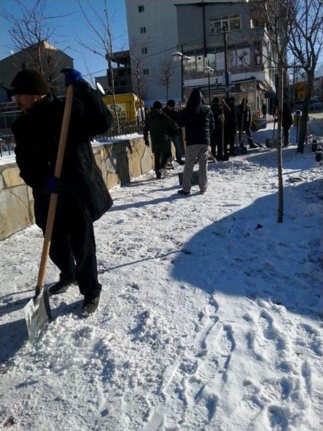 Van’da 224 Köy Yolu Ulaşıma Kapandı