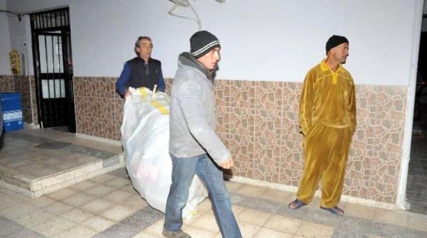 Evinde &Ccedil;&ouml;p Biriktiren Temizlik Iş&ccedil;isine Zabıta M&uuml;dahalesi