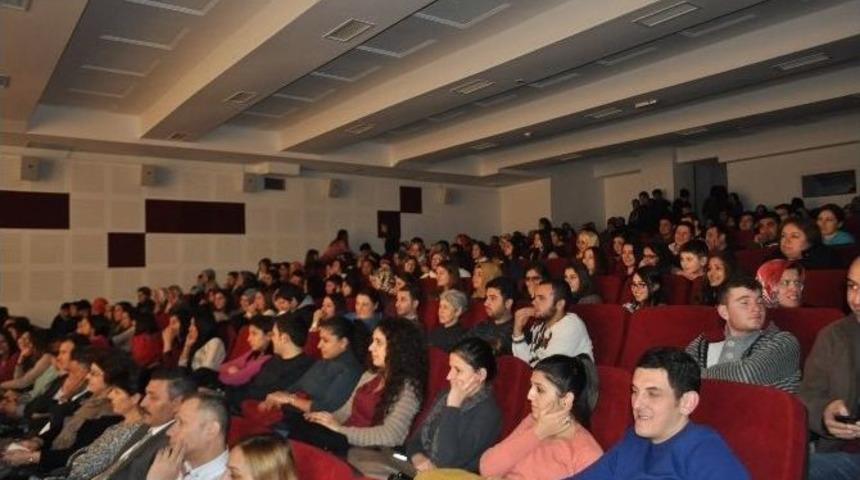 Demirci&rsquo;de Tiyatro Oyunu İlgi G&ouml;rd&uuml;
