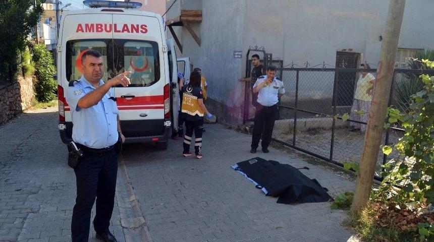 Yolda Y&uuml;r&uuml;rken D&uuml;şen Yaşlı Adam Hayatını Kaybetti