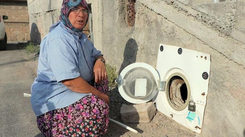 (&ouml;zel Haber) Bozulan &Ccedil;amaşır Makinesinin Kapağını K&uuml;mesine Kapı Yaptı