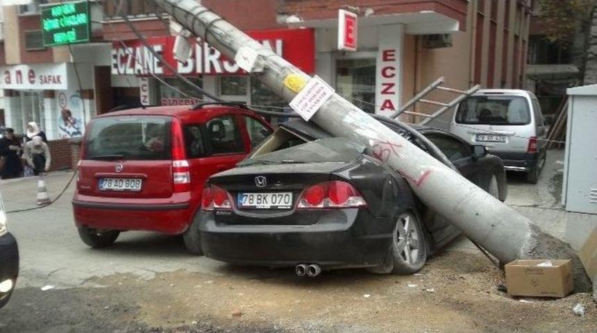 Elektrik Direği Devrildi