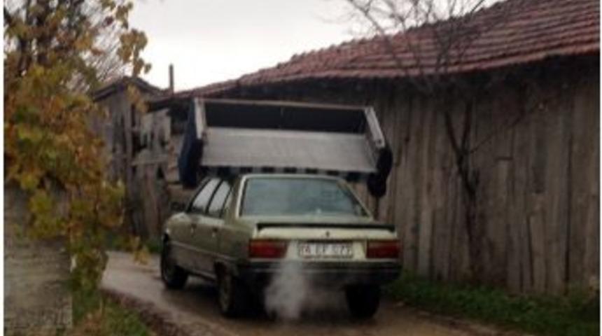 Otomobilin &Uuml;zerinde &Ccedil;ekyat Taşıdı