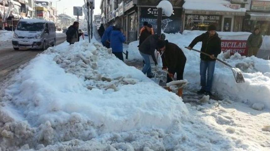 Belediye Ekipleri Karları Temizliyor