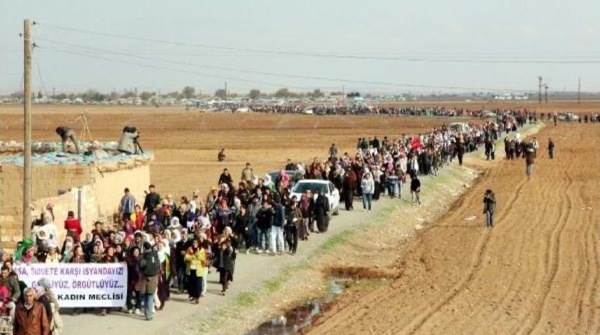 KADINLARIN SINIRDA 'ŞİDDET VE SAVAŞA HAYIR' Y&Uuml;R&Uuml;Y&Uuml;Ş&Uuml;