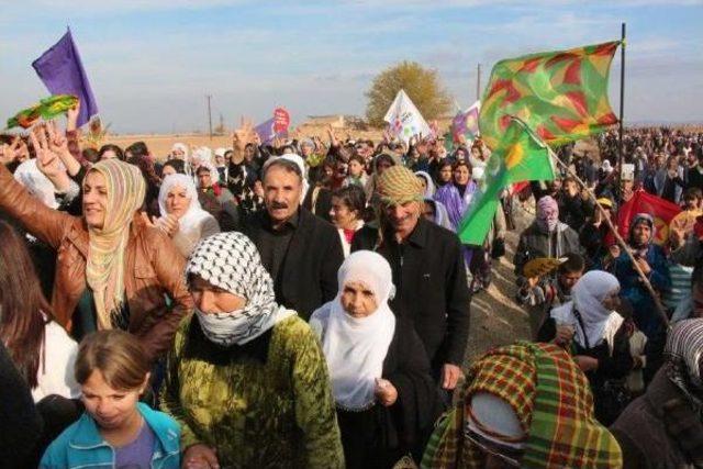 KADINLARIN SINIRDA 'ŞİDDET VE SAVAŞA HAYIR' YÜRÜYÜŞÜ