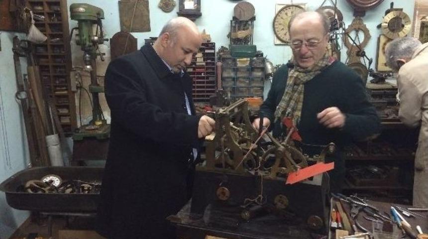 Tarihi Saat Titizlikle Tamir Ediliyor