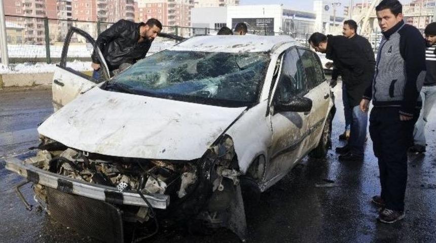 Polis Memuru Kayganlaşan Yolda Kaza Yaptı