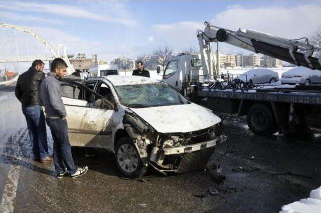 Polis Memuru Kayganlaşan Yolda Kaza Yaptı