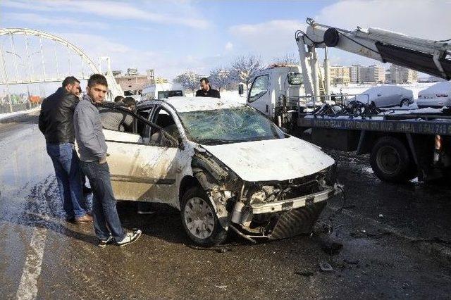 Polis Memuru Kayganlaşan Yolda Kaza Yaptı