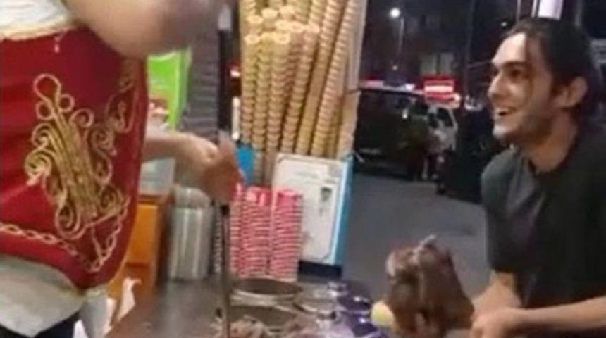 M&uuml;şterisine Şaka Yaparken Dondurmayı &Uuml;zerine D&uuml;ş&uuml;rd&uuml;