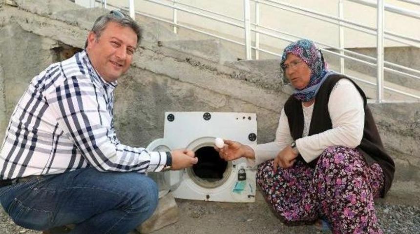 &Ccedil;amaşır Makinesi Kapağını K&uuml;mes Kapısı Yaptı
