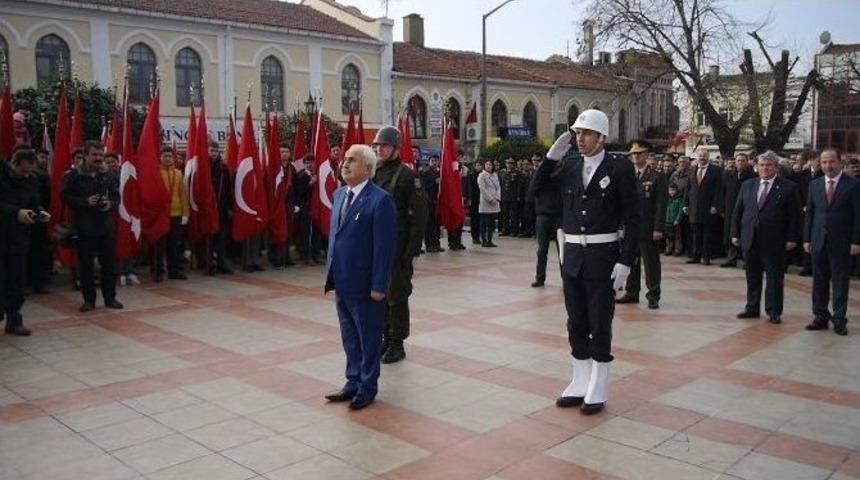 Edirne Valisi, T&ouml;ren Sırasında &Ccedil;elengi Polis Ve Jandarma İle Beraber Sundu