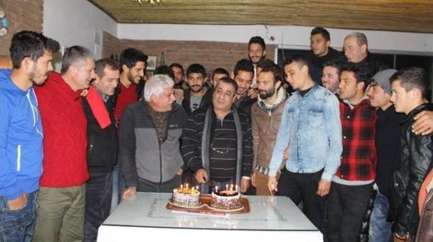 Selası Verilen Esnaf, &Ccedil;ifte Pasta Ile Doğum G&uuml;n&uuml; Kutladı