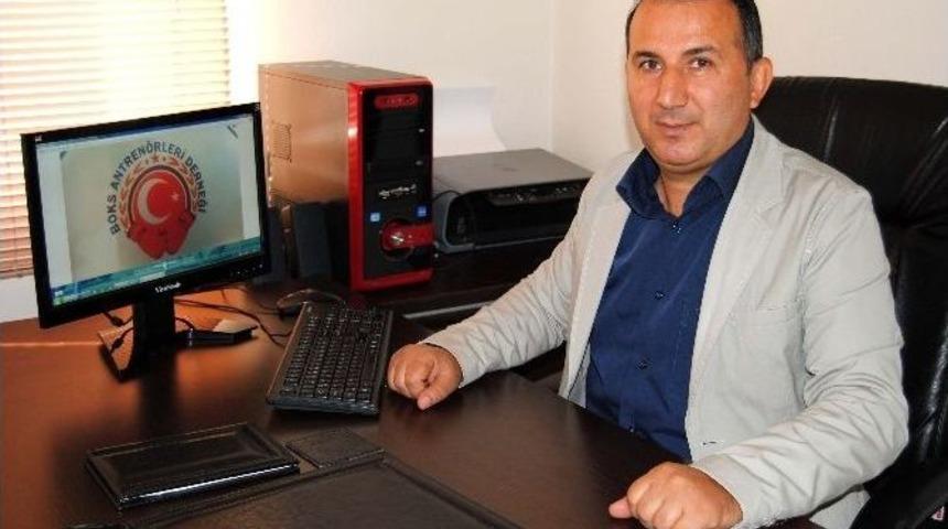 Gazeteci &Ouml;mer Toprak Boks Antren&ouml;rlerinin S&ouml;zc&uuml;s&uuml; Oldu