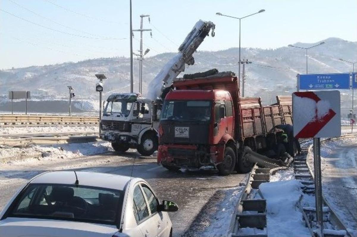 Giresun&rsquo;da Kar Ve Buzlanma Trafik Kazalarına Neden Oluyor