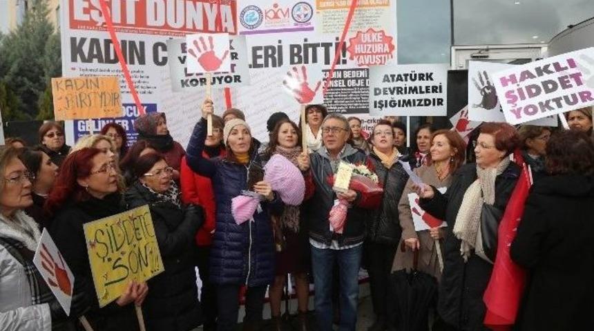 Kadınlardan Dev Boyutta &rsquo;eşit D&uuml;nya Gazetesi&rsquo;