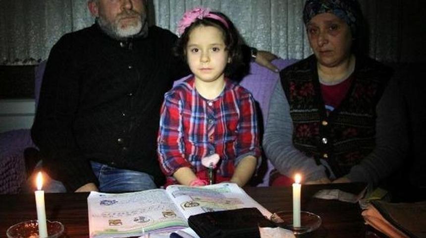 Elektriği Kesilen Aile Mum Işığında Yaşıyor