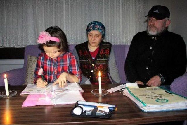 Elektriği Kesilen Aile Mum Işığında Yaşıyor